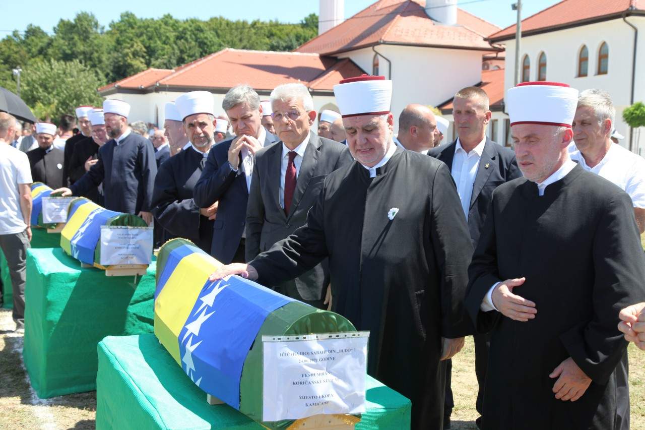 Klanjana kolektivna dženaza za 16 žrtava Prijedora i doline Sane